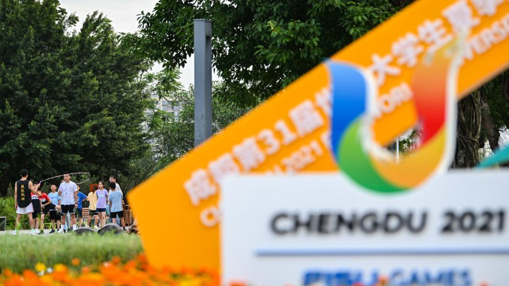 成都街头迎大运氛围浓