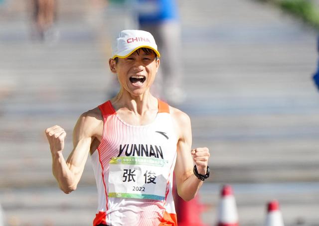云南选手张俊获十四运会田径首金