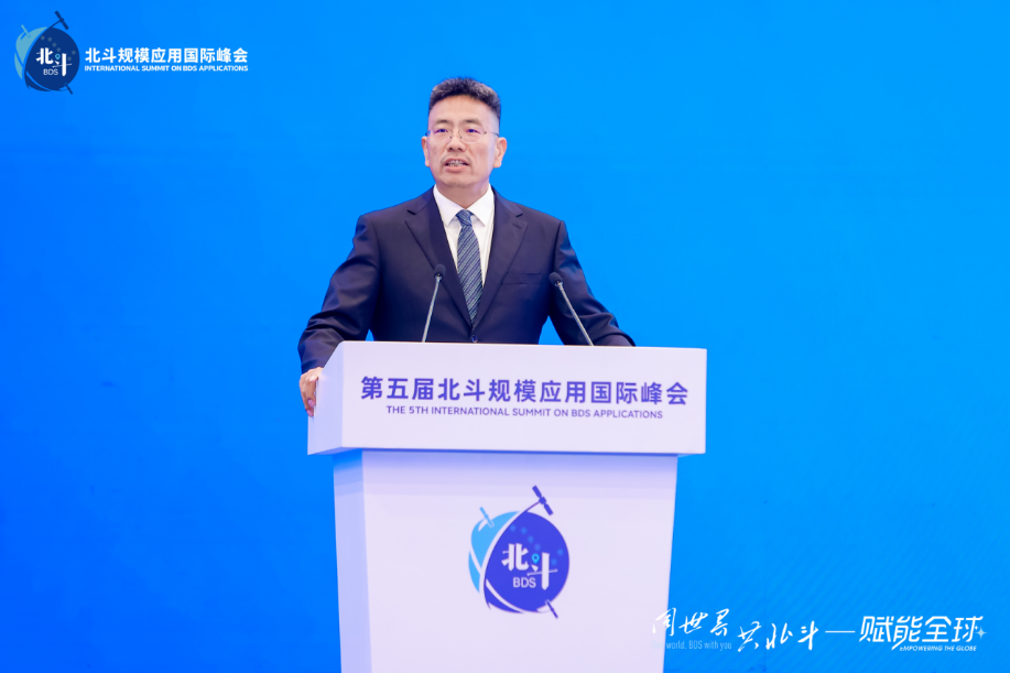 高德董事长刘振飞在第五届北斗规模应用国际峰会主论坛发表演讲