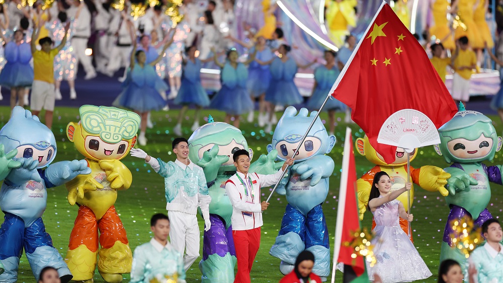 中国体育代表团旗手谢震业在闭幕式上入场