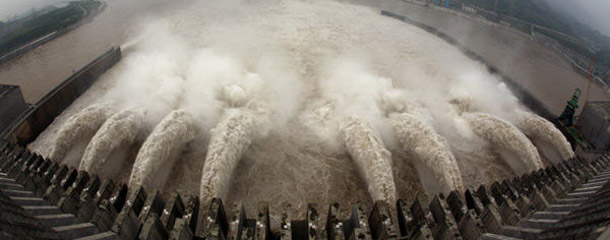 三峡大坝开启多个闸孔大规模泄洪