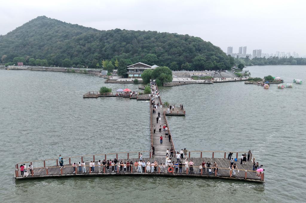 聚人气汇人流：百余公里巢湖岸线激活文旅消费新场景_商业头条网