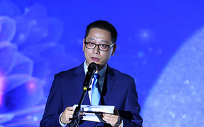 潜江市招商局局长张睿做招商推介