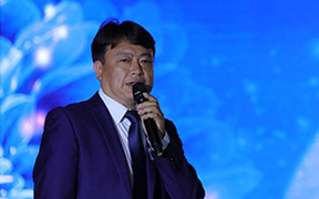 安顺市旅发委副主任剪艳罗加做旅游推介