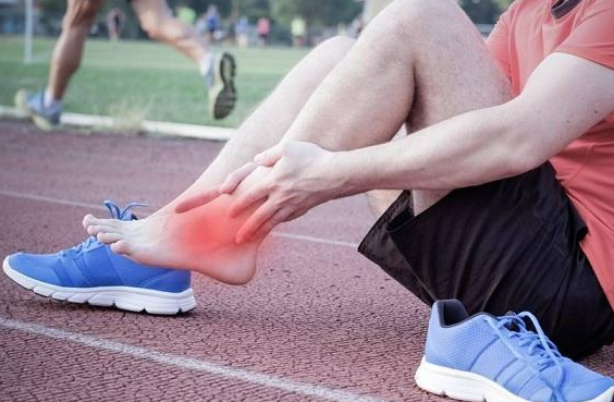 运动损伤后，热敷还是冰敷？