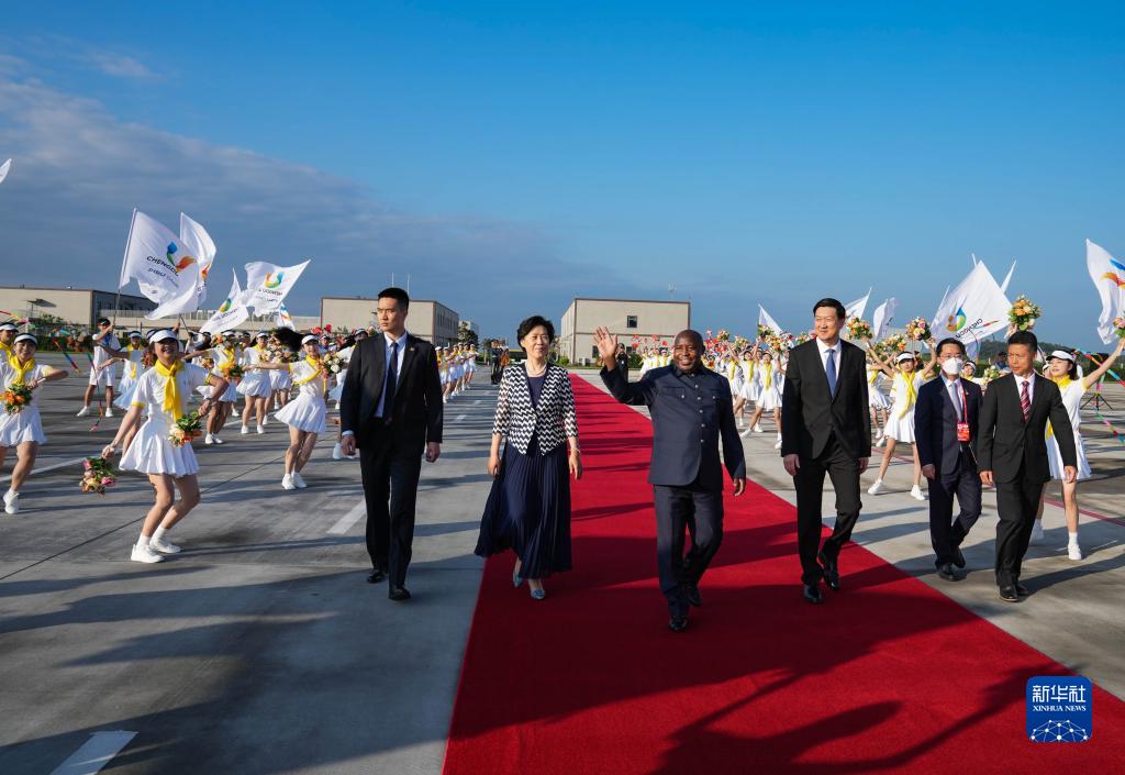 快讯：来华出席成都大运会开幕式并访问的布隆迪总统恩达伊施米耶抵达四川省成都市 新华网 