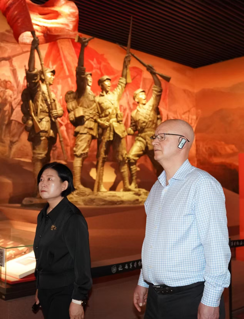 英国驻华大使赴延安考察：认知中共党史意义重大