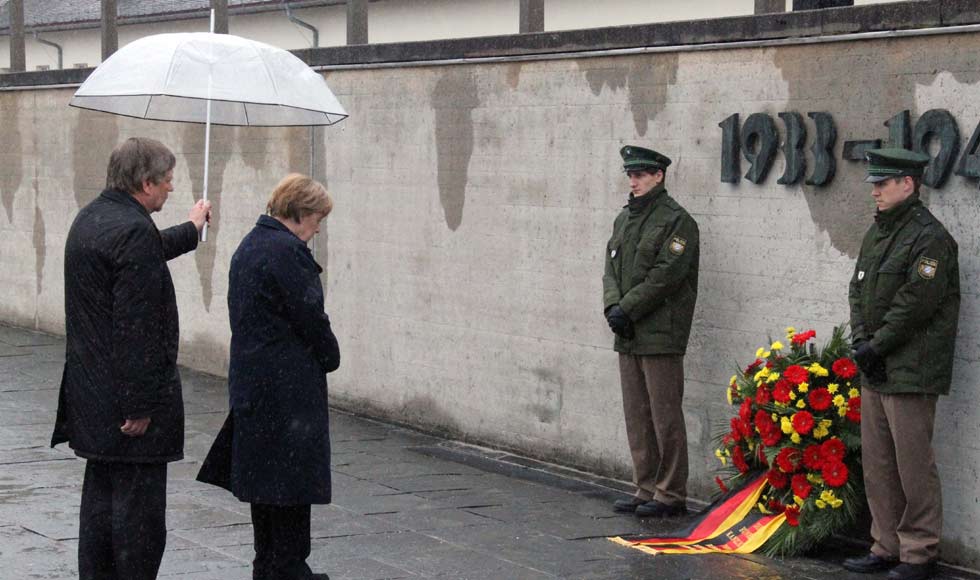 默克尔向达豪集​中营死难者敬献花圈