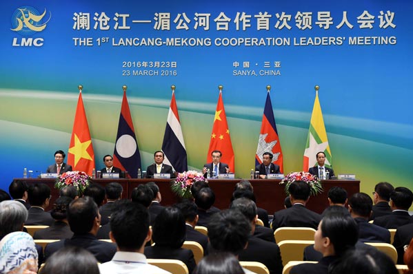 李克强同湄公河五国领导人共同会见记者