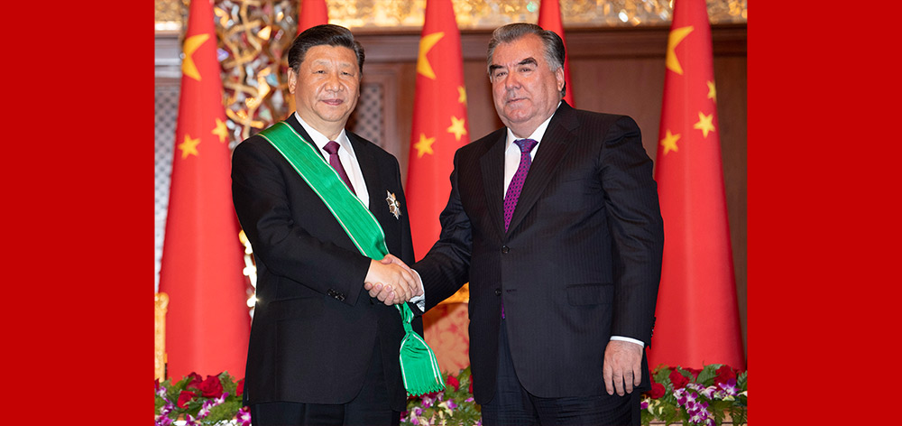 习近平出席仪式 接受塔吉克斯坦总统拉赫蒙授予&ldquo;王冠勋章&rdquo;