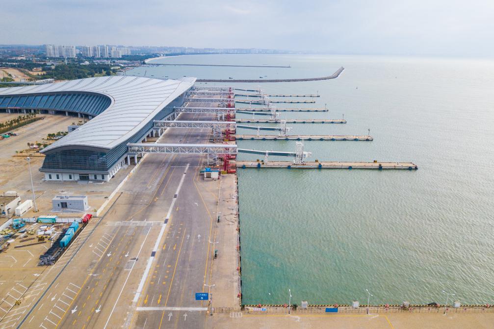 新华全媒+丨受台风&ldquo;苏拉&rdquo;影响 琼州海峡客滚轮停运